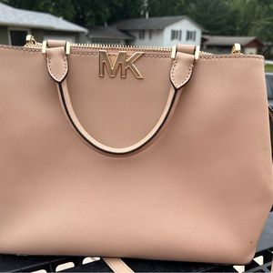 Michael Kors Purse! Tan color! Super cute and clean! Only used a few times!
